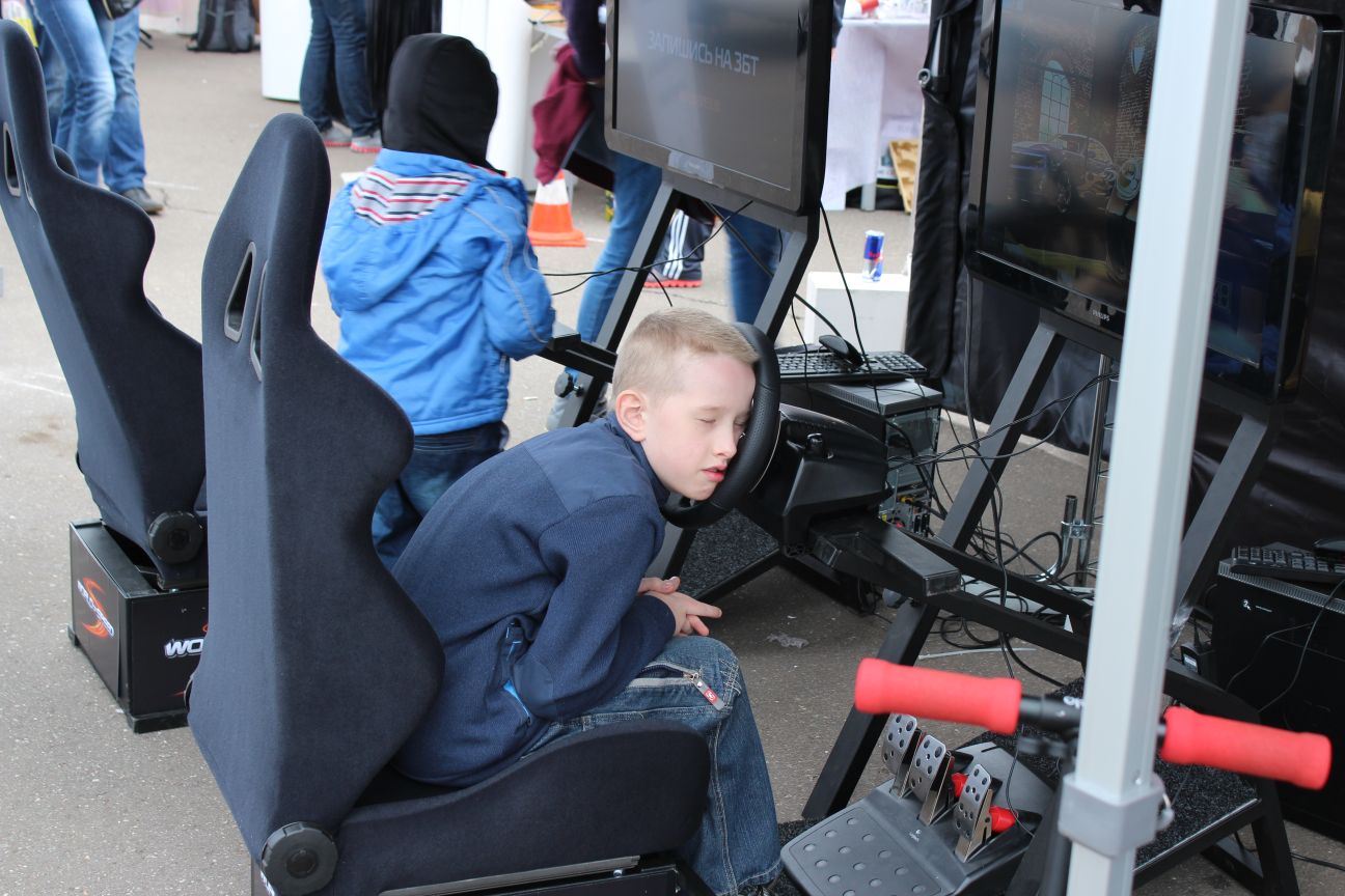 Мальчик спит за рулям