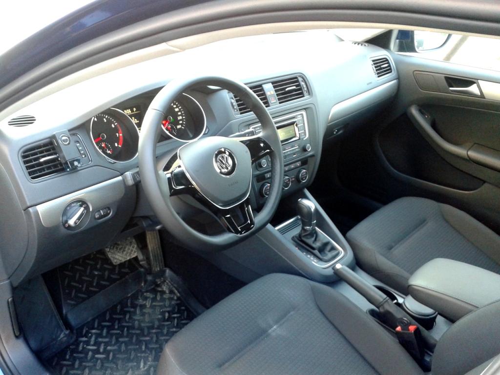 "Штурвал" выполнен очень удобно для управления машиной.