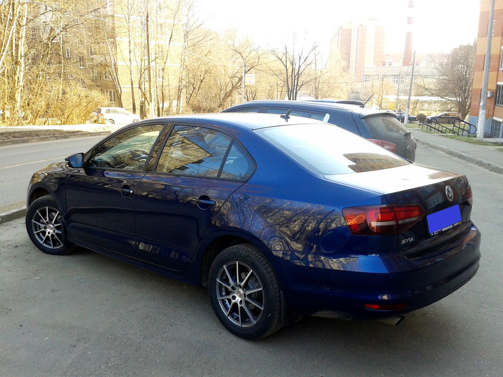 "Переобул" Джетту на летнюю резину на литых дисках "Alcasta". Фото 1.