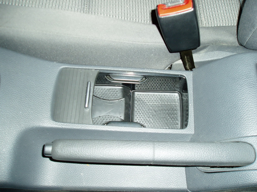 Установка шторки с подстаканниками от комфортлайна в центральный тоннель