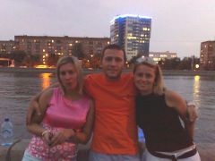 Раздача клубныых футболок и не только