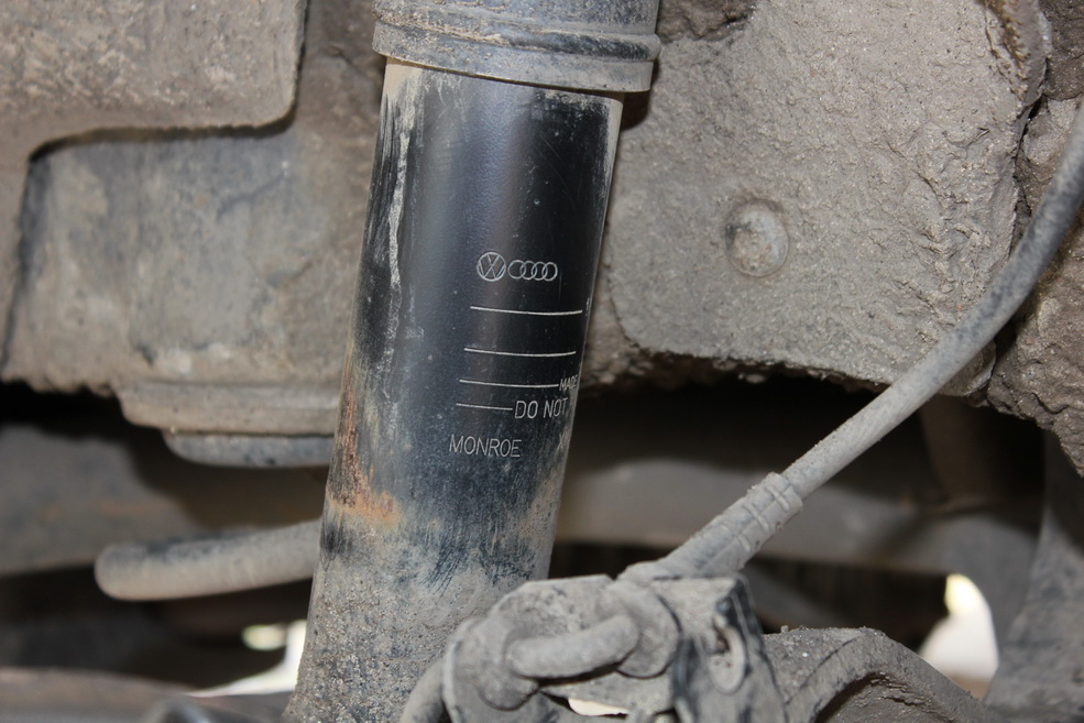 Задний правый аммортизатор на фольксваген джетта 2006