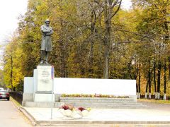 Памятник Некрасову.