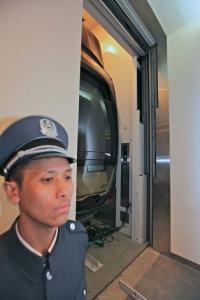 1240473166_porsche-panamera-elevator-05.jpg